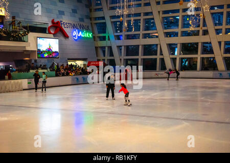 Patinoire de glace de glacier au Festival à pied avec nom et logo en arrière-plan à Hong Kong, Chine Banque D'Images