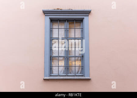 Bleu gris clair fenêtre en bois à l'ancienne avec des barres de métal sur fond rose mur pastel, immeuble situé dans la vieille ville de Plaka, Athens Grèce Banque D'Images