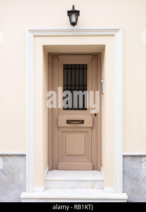 Porte d'entrée en bois avec des barres de métal, couleur beige wall background, immeuble situé dans la vieille ville de Plaka, Athens Grèce Banque D'Images