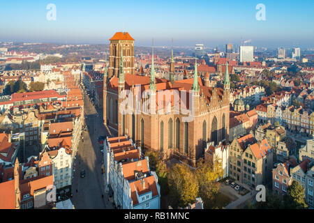 Vieille ville de Gdansk en Pologne avec la cathédrale gothique médiévale Saint Mary . Vue aérienne au lever du soleil la lumière. Tôt le matin Banque D'Images