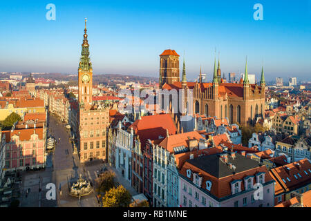 La Pologne. Gdansk vieille ville médiévale avec la cathédrale gothique Saint Mary, l'hôtel de ville avec tour de l'horloge, la rue Dluga, Neptune statue d'une fontaine, de l'Art Banque D'Images