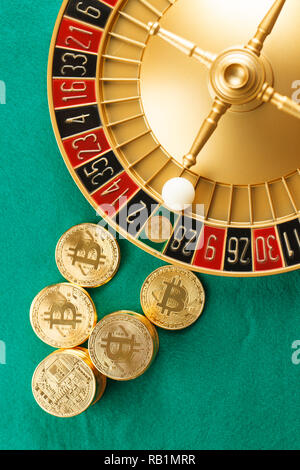 Roulette casino avec des bitcoins sur la table verte Banque D'Images