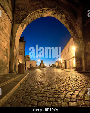 Prague romantique à l'aube, l'entrée au pont Charles à travers l'écran lumineux de Tour du pont de la vieille ville tôt le matin. Image panoramique, sq Banque D'Images