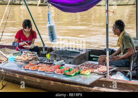 Amphawa, Thaïlande - 7 octobre 2018 : grillades et fruits de mer vente d'un bateau, un marché a lieu chaque semaine. Banque D'Images