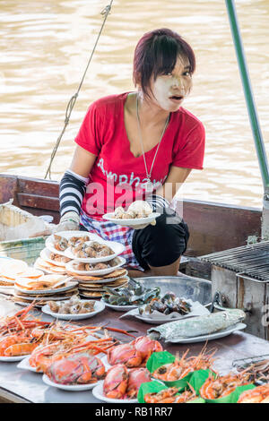 Amphawa, Thaïlande - 7 octobre 2018 : grillades et fruits de mer vente d'un bateau, un marché a lieu chaque semaine. Banque D'Images