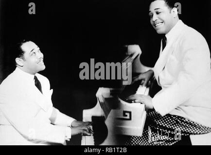 Portrait de promotion précoce compositeur de jazz et d'Orchestre Duke Ellington, wearin une chemise blanche et une veste, dans une double exposition de lui jouer du piano. 1935. Banque D'Images