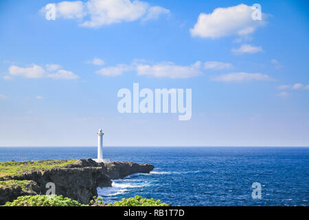 Phare blanc au cap zanpa au Japon avec la mer et le ciel bleu Banque D'Images