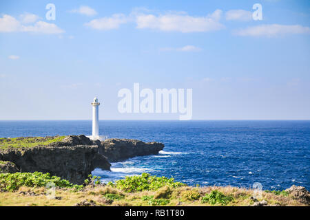 Phare blanc au cap zanpa au Japon avec la mer et le ciel bleu Banque D'Images