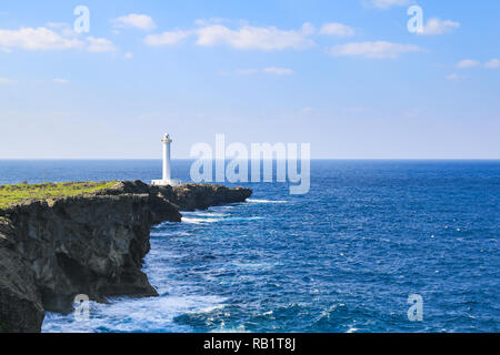 Phare blanc au cap zanpa au Japon avec la mer et le ciel bleu Banque D'Images