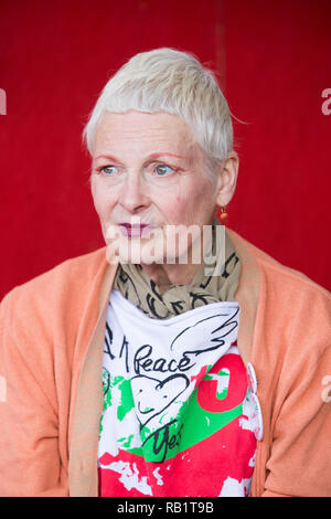 Vivienne Westwood pose pour les photographes au festival de Glastonbury. Designer de mode Westwood parlait contre la fracturation hydraulique dans le village de Greenpeace. Banque D'Images