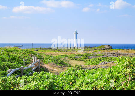 Phare blanc au cap zanpa au Japon avec la mer et le ciel bleu Banque D'Images