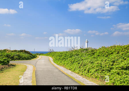 Petit chemin chemin dans le parc, au cap Zanpa à Okinawa, Japon Banque D'Images