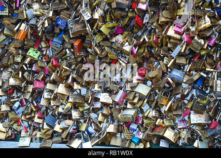 Vue sur le pont à Paris où les gens expriment leur amour cadenas accroché sur les clôtures de protection Banque D'Images