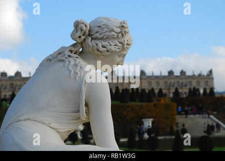 Versailles, Paris, statue devant le palais dans le jardin de Versailles Banque D'Images