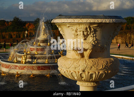 Versailles jardin avec beaux vases, fontaines et bordé de buissons en Versaillle palace en France Banque D'Images