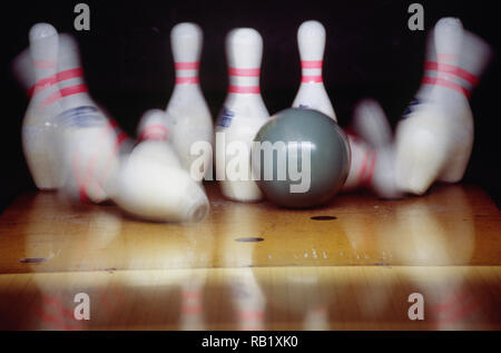 Droit d'action d'une boule de bowling pins frappantes dans un bowling, USA Banque D'Images