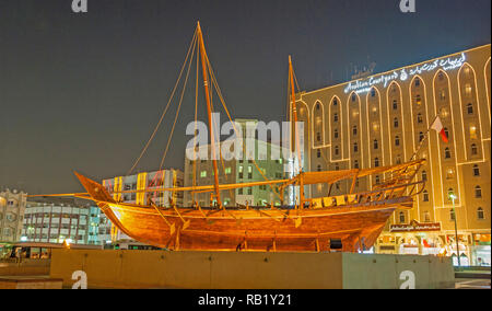 Un boutre voile traditionnelle sur l'affichage à l'extérieur du musée de Dubaï dans la zone Bur Dubai de Dubaï. Banque D'Images