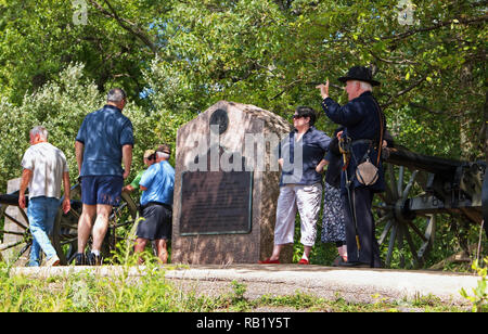 Gettysburg, PA, USA. Jul 2015. Guide officiel de l'Union européenne uniforme des officiers reenactment expliquant la tragédie de Gettysburg National Military Park. Banque D'Images