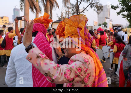 Une tenue de fête invité à un mariage dans le Marwari community à Mumbai, Inde, l'appel à un ami Banque D'Images