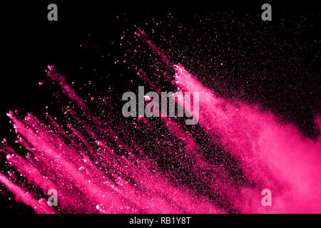 Explosion de poudre rose sur fond noir. La poussière rose splash nuage sur fond sombre. Les particules colorées lancé sur l'arrière-plan. Banque D'Images