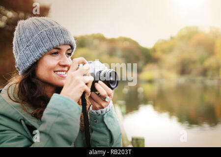 Belle brune à prendre des photos en plein air à l'automne Banque D'Images