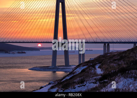 Vue du coucher de soleil d'hiver de pont à haubans à Vladivostok, Russie Banque D'Images