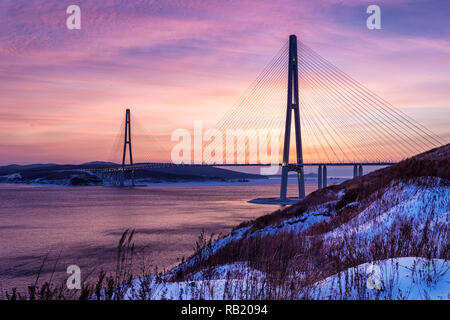 Vue du coucher de soleil d'hiver de pont à haubans à Vladivostok, Russie Banque D'Images