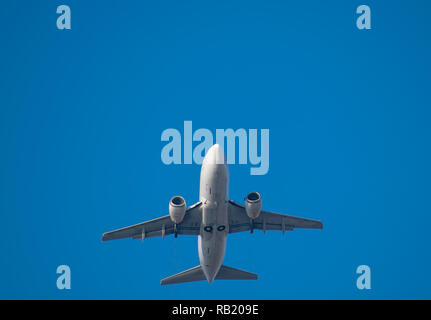 Passager blanc décollant de l'aéroport vue aérienne Banque D'Images