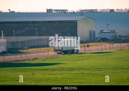 Parc Logistique avec un camion la prestation de certains biens Banque D'Images