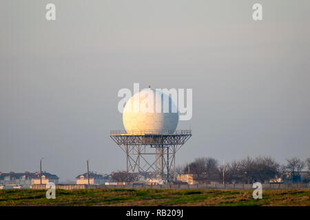 Le trafic aérien de l'aéroport tour radar sur le coucher du soleil Banque D'Images