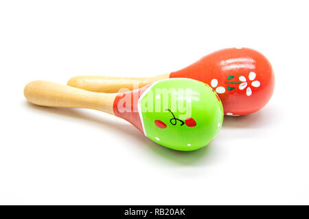 Isoler les maracas colorées sur fond blanc. Banque D'Images