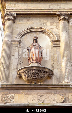 L'église catholique dans le centre historique de la ville. Sculpture du saint sur la façade de l'église. La France. Ville de Lille Banque D'Images