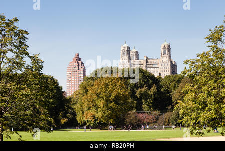 Un jeu de baseball a lieu dans Central Park, New York City sur un matin d'automne. Banque D'Images