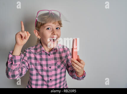 Fille avec accessoires manucure sur fond blanc Banque D'Images