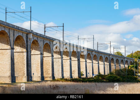 Arches du viaduc de la Loing pont-canal avec railroad et ligne aérienne sur une journée ensoleillée. Département de Seine-et-Marne, Ile-de-France, France. Banque D'Images