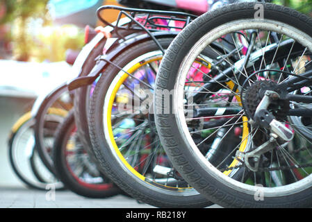 Close up les roues de bicyclette sur la rue en milieu urbain Banque D'Images