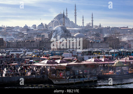 Vue de la vie quotidienne à İstanbul. Mosquée de Suleymaniye d'Ataturk pont sur la Corne d''or. Banque D'Images