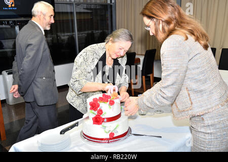 Fête de famille et de tranchage gâteaux pour le 70e anniversaire Banque D'Images