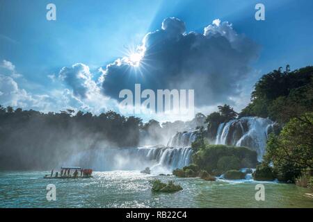 - Bangioc cascade Detian localiser est à la frontière de la Chine et du Vietnam, c'est célèbre chute d'eau des deux pays. Il y a un service de bateau de tourisme voir sw Banque D'Images