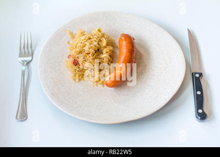 Le chou avec des saucisses dans une assiette sur la table. Focus sélectif. Banque D'Images