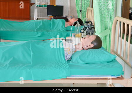 Mannequin médical à l'hôpital, formation cours de médecine sur l'éducation et une couverture de lit green Banque D'Images