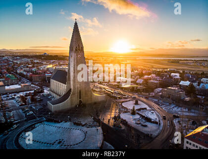 L'église Hallgrimskirkja et paysage urbain de Reykjavik en Islande vue aérienne Banque D'Images