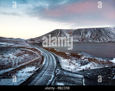 Le lac Kleifarvatn en Islande en hiver avec une route panoramique vue aérienne Banque D'Images