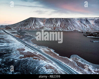 Le lac Kleifarvatn en Islande en hiver avec une route panoramique vue aérienne Banque D'Images