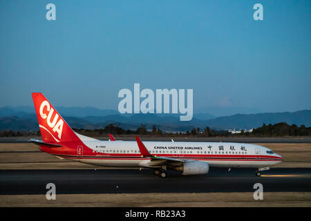 SHIZUOKA, JAPON - JAN. 5, 2019 : China United Airlines Boeing 737-800 l'imposition à l'Aéroport International de Shizuoka à Shizuoka, au Japon. Banque D'Images