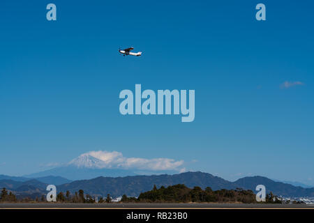 Hélice avion décollant de l'Aéroport International de Shizuoka à Shizuoka, au Japon. Banque D'Images