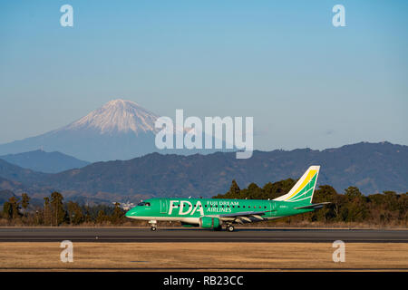 SHIZUOKA, JAPON - JAN. 5, 2019 : LA FDA (Fuji Dream Airlines Embraer ERJ-170-100) l'atterrissage à l'Aéroport International de Shizuoka à Shizuoka, au Japon. Banque D'Images