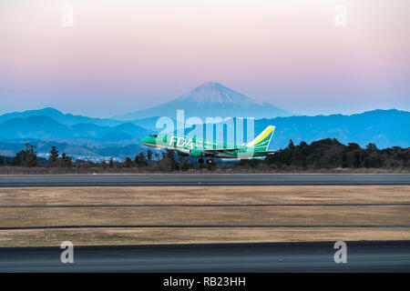 SHIZUOKA, JAPON - JAN. 5, 2019 : LA FDA (Fuji Dream Airlines) Embraer ERJ-170-100 décollant de l'Aéroport International de Shizuoka à Shizuoka, Japon à Banque D'Images