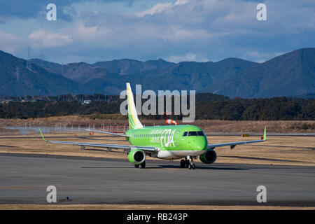 SHIZUOKA, JAPON - JAN. 5, 2019 : LA FDA (Fuji Dream Airlines) Embraer ERJ-170-200 à la taxation de l'Aéroport International de Shizuoka à Shizuoka, au Japon. Banque D'Images