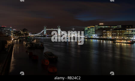 Riverside rivière Thames, à la fin de nuit dans la partie centrale de Londres avec de belles rivière reflet. Londres de nuit avec le Tower Bridge Banque D'Images